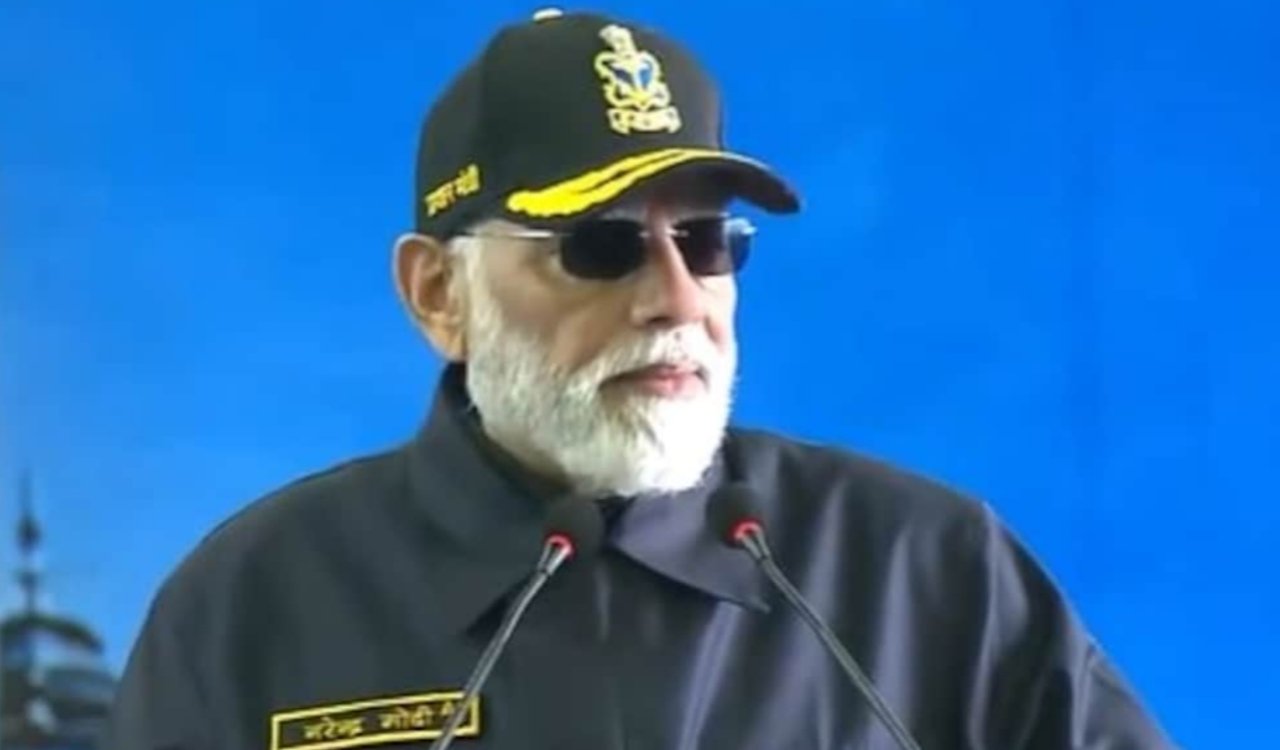 पीएम मोदी ने INS विक्रांत पर नौसेना के जवानों संग मनाई दिवाली: 'आत्मनिर्भर भारत' का प्रतीक बने विमानवाहक पोत पर दीये की रोशनी और मिठाई का स्वाद 20251020_143341