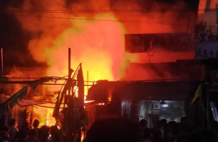 सिमडेगा: बैंक ऑफ इंडिया के सामने कॉस्मेटिक दुकान में भीषण आग, आसपास की दुकानों को भी नुकसान