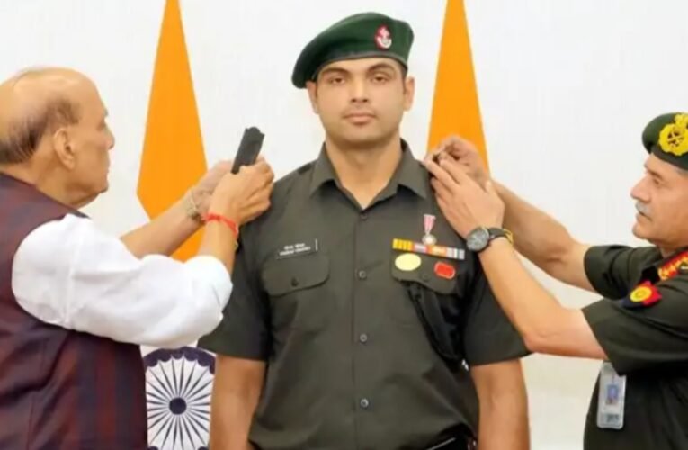 नीरज चोपड़ा बने भारतीय सेना में लेफ्टिनेंट कर्नल, रक्षा मंत्री और थल सेना अध्यक्ष ने दी मानद उपाधि