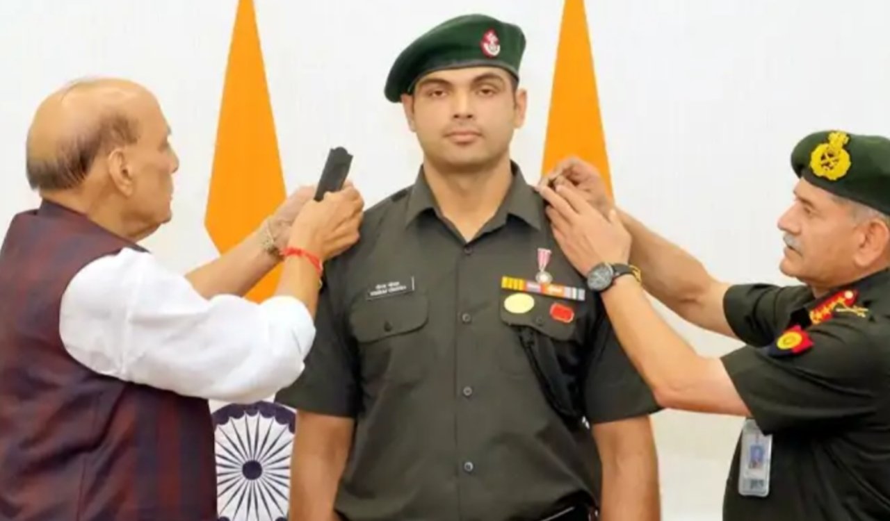 नीरज चोपड़ा बने भारतीय सेना में लेफ्टिनेंट कर्नल, रक्षा मंत्री और थल सेना अध्यक्ष ने दी मानद उपाधि 2 20251022 155140