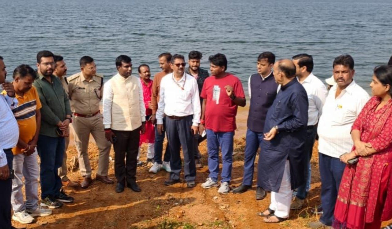 छठ पर्व को लेकर उपायुक्त ने किया छठ घाटों का निरीक्षण, दिए सुरक्षा और स्वच्छता के निर्देश 3 20251022 182223