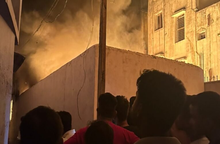 जुगसलाई में गोदाम में भीषण आग, स्थानीय लोगों और दमकल विभाग की तत्परता से टली बड़ी दुर्घटना