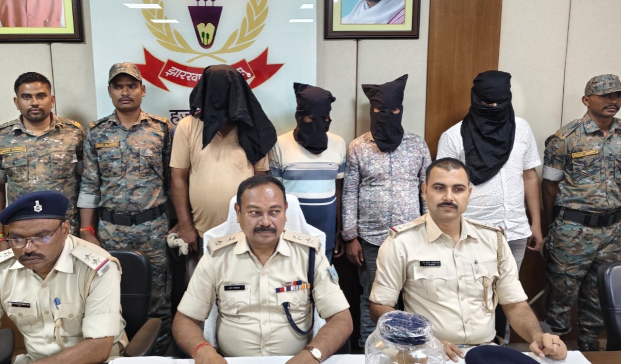 हजारीबाग पुलिस की नशे के खिलाफ बड़ी कार्रवाई: अफीम और ब्राउन शुगर के साथ 6 तस्कर गिरफ्तार 3 20251023 194743