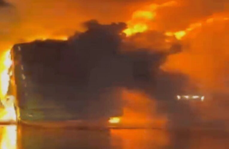 आंध्र प्रदेश के कुरनूल में भयंकर बस हादसा: बाइक से टक्कर के बाद धधक उठी यात्री बस, 20 से अधिक की मौत, कई घायल