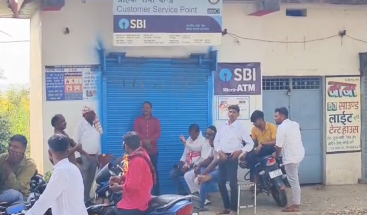 चतरा में दिनदहाड़े सीएसपी संचालक से लाखों की लूट: थाना से महज किमी दूर अपराधियों का हौसला बुलंद 3 20251024 161353