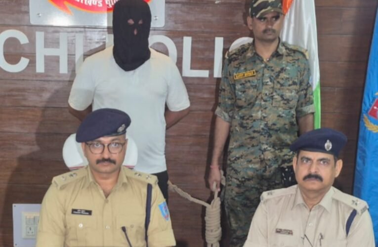 बुंडू थाना क्षेत्र में पुलिस को बड़ी सफलता: हथियार तस्कर दशरथ शुक्ला गिरफ्तार, तीन पिस्तौल बरामद