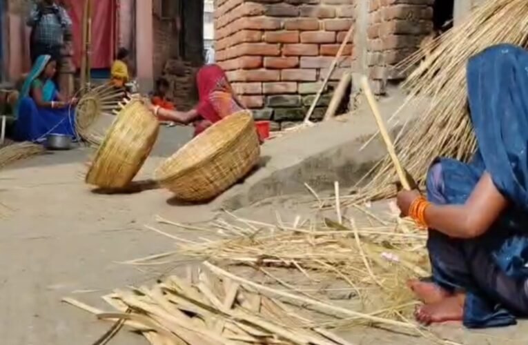 छठ महापर्व पर बांस के सूप-दऊरा की बढ़ी मांग, कोडरमा के असनाबाद में तूरी समाज जुटा उत्पादन में