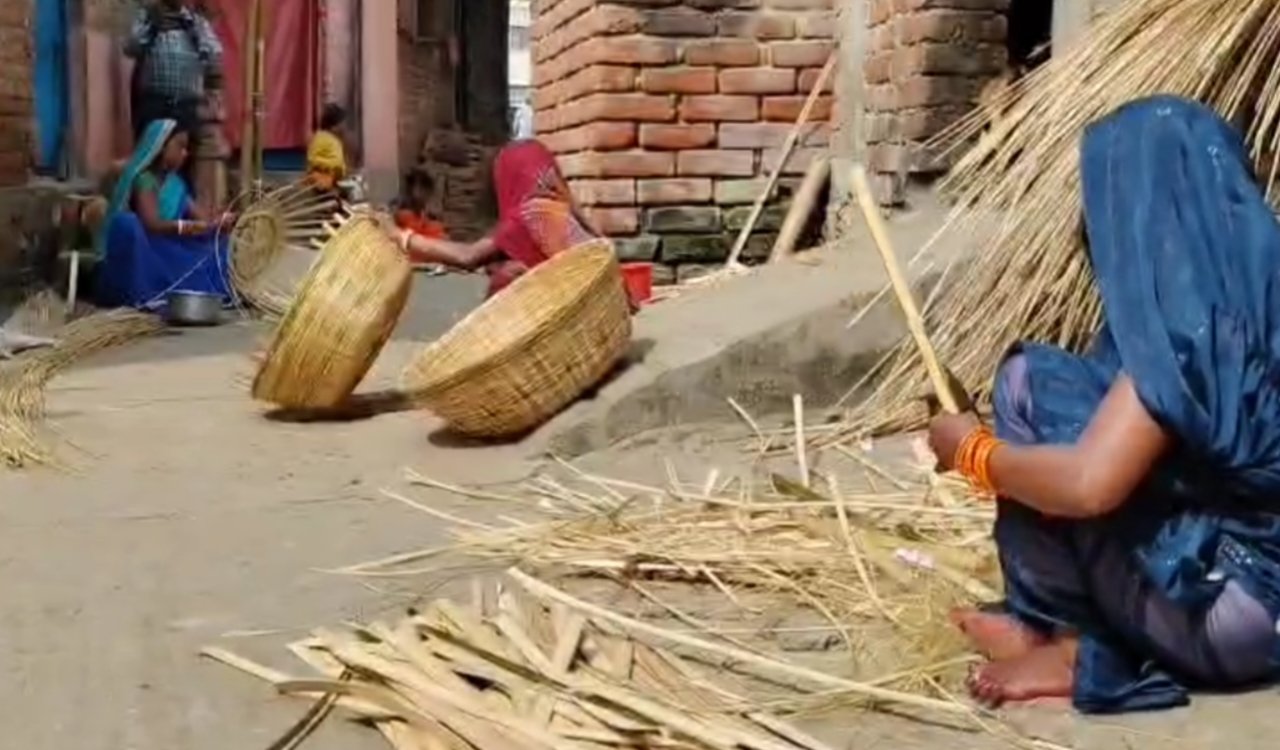 छठ महापर्व पर बांस के सूप-दऊरा की बढ़ी मांग, कोडरमा के असनाबाद में तूरी समाज जुटा उत्पादन में 8 20251025 104019
