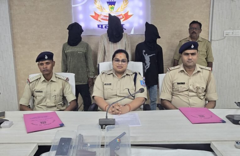 हत्या कांड का उद्भेदन: तीन अभियुक्त गिरफ्तार, हथियार और मोटरसाइकिल बरामद