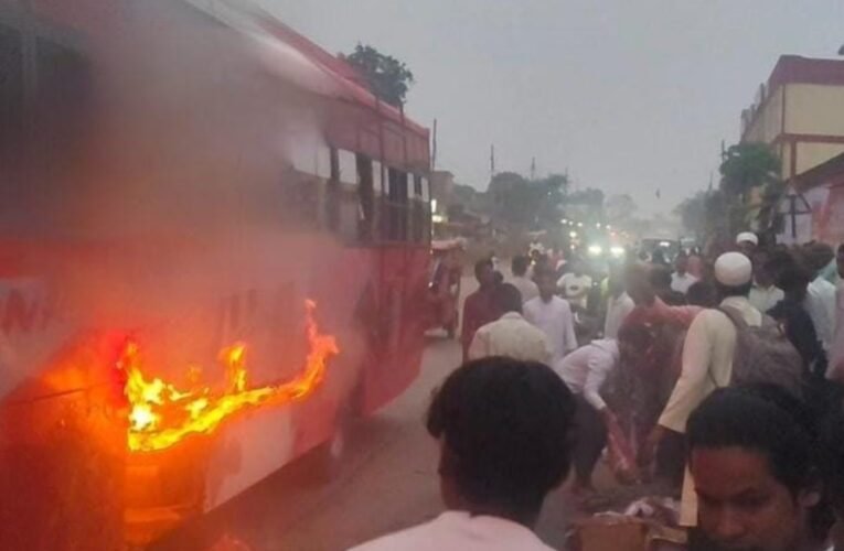 मांडर थाना क्षेत्र में चलती बस में लगी आग, यात्रियों को सुरक्षित निकाला