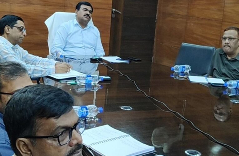 घाटशिला विधानसभा उपचुनाव की तैयारियों की मुख्य निर्वाचन पदाधिकारी ने की समीक्षा, निर्वाचन आयोग के दिशा-निर्देशों का पालन सुनिश्चित करने के निर्देश