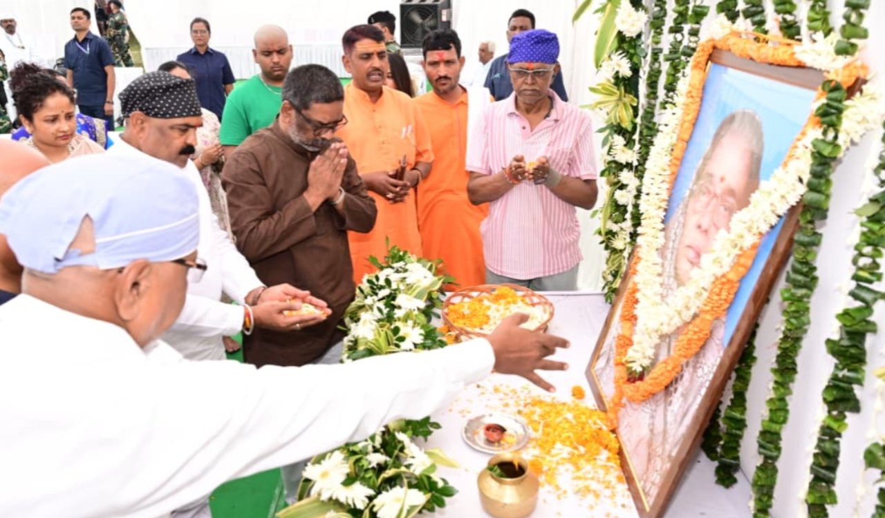 मुख्यमंत्री हेमन्त सोरेन एवं विधायक कल्पना सोरेन ने स्वर्गीय जलेश्वरी देवी को दी श्रद्धांजलि 6 20251026 143100