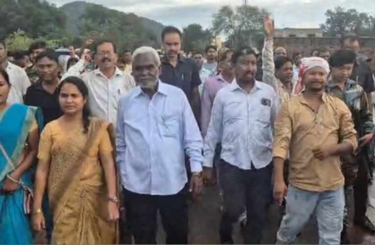 चाईबासा लाठीचार्ज के खिलाफ सड़कों पर उतरे पूर्व मुख्यमंत्री चम्पाई सोरेन, चाईबासा जाने से प्रशासन ने रोका, कल कोल्हान बंद का आह्वान