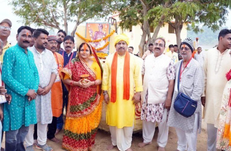 डीसी कंचन सिंह ने किया छठ पूजा समिति के सेवा भाव का सम्मान, आयोजन के लिए दी बधाई