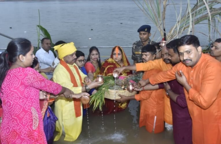 सिमडेगा में प्रकृतिक लोक आस्था के महापर्व छठ का मंगल समापन, व्रतियों ने उदयमान सूर्य को दिया अर्घ्य