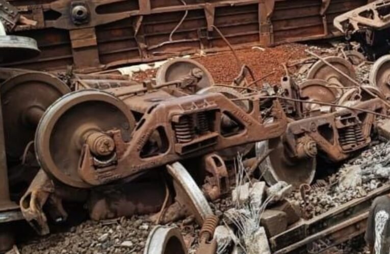 कानारोवां रेलवे स्टेशन के पास मालगाड़ी दुर्घटनाग्रस्त, 10 बोगियां बेपटरी, रेल परिचालन पूरी तरह ठप