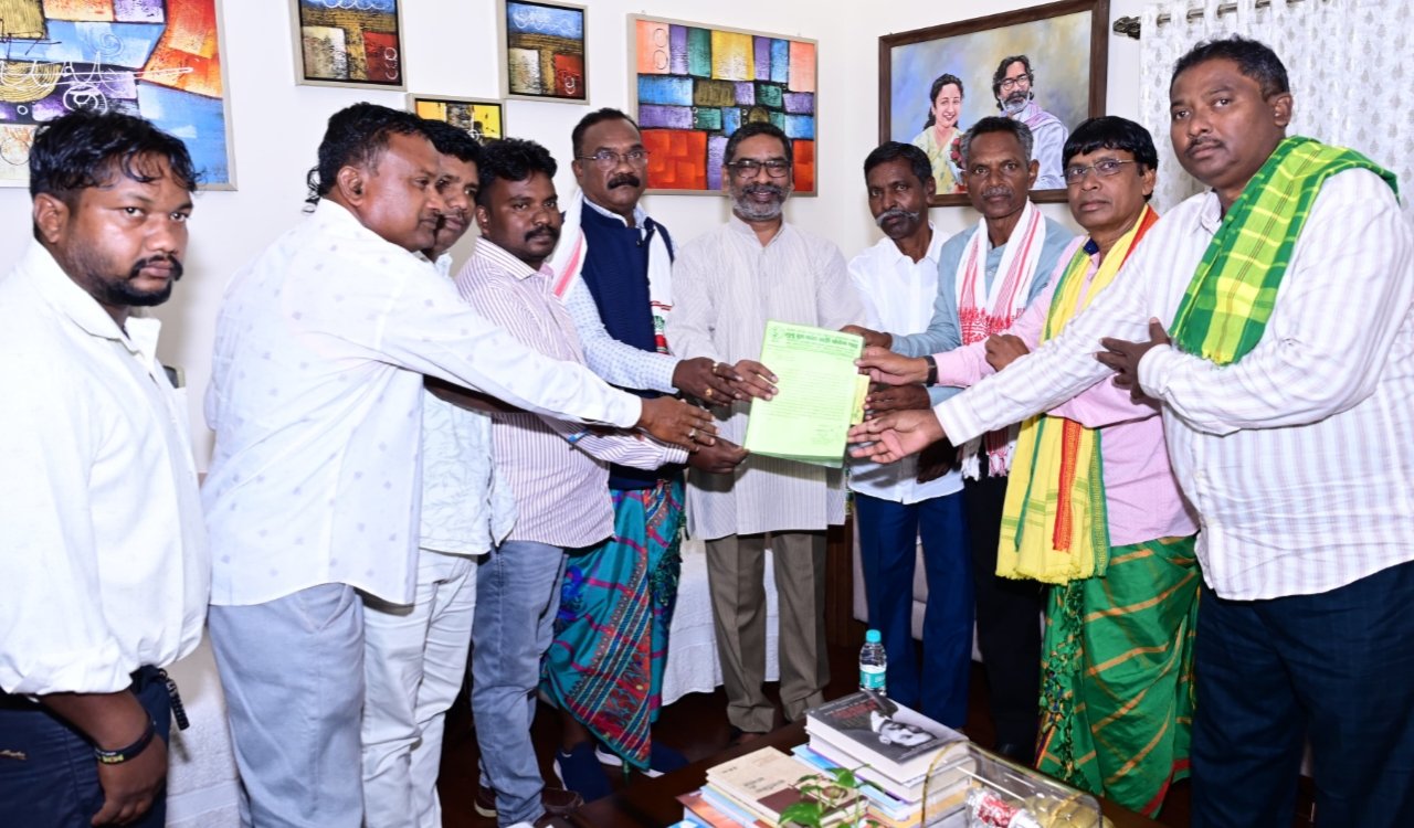 मुख्यमंत्री हेमन्त सोरेन से लुगू बुरु घांटा बाड़ी धोरोम गाढ़ के प्रतिनिधिमंडल ने की मुलाकात 20251029_171730