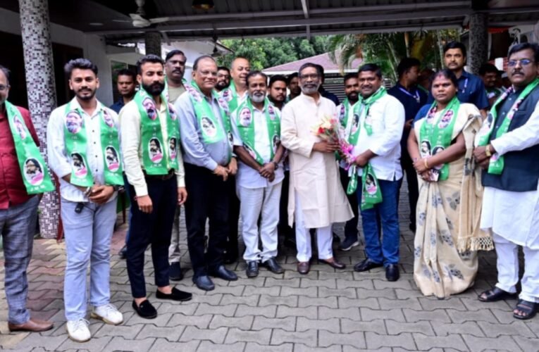 भाजपा के कई नेताओं ने थामा झामुमो का दामन, मुख्यमंत्री हेमंत सोरेन ने दिलाई सदस्यता