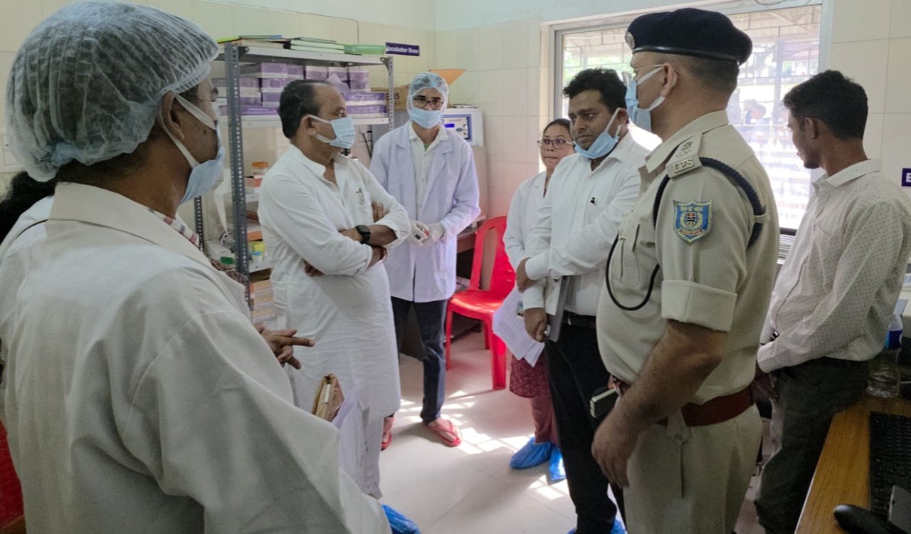 स्वास्थ्य मंत्री डॉ. इरफान अंसारी की चाईबासा सदर अस्पताल में आकस्मिक जांच, एचआईवी लापरवाही मामले में तत्काल कार्रवाई 6 20251030 194836