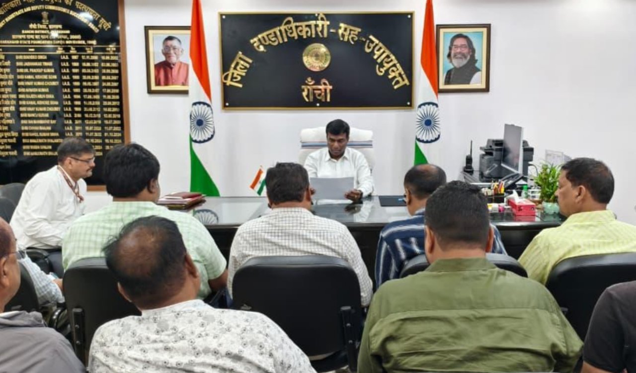 उपायुक्त की अध्यक्षता में सड़क परियोजनाओं की समीक्षा बैठक : धीमी प्रगति वाली परियोजनाओं में तेजी लाने के निर्देश 6 20251030 210313