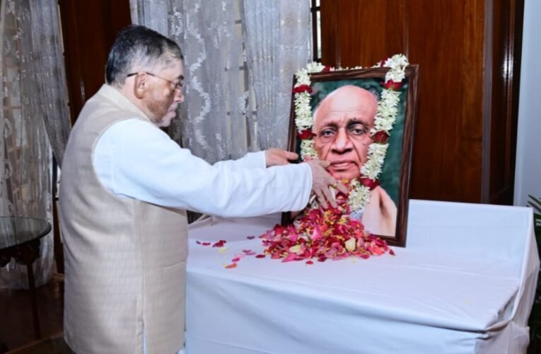 राज्यपाल संतोष कुमार गंगवार ने सरदार वल्लभभाई पटेल की जयंती पर श्रद्धांजलि अर्पित की