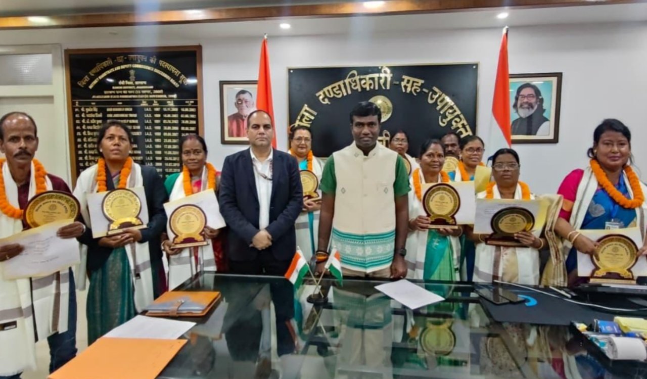 पेंशन दरबार-सह-सेवा निवृत्ति विदाई सम्मान समारोह का आयोजन, 10 शिक्षकों को मिला सम्मान 2 20251031 152056