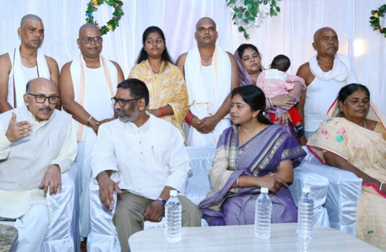 मुख्यमंत्री हेमन्त सोरेन ने विधायक ममता देवी के ससुर स्व. सरयु महतो को दी श्रद्धांजलि