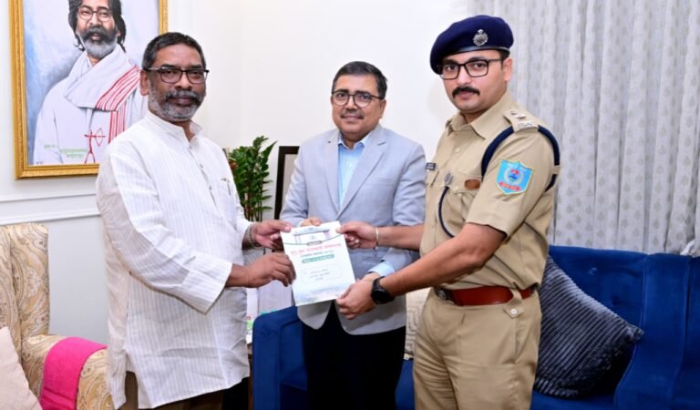 मुख्यमंत्री हेमन्त सोरेन को बोकारो में आयोजित ‘लुगू बुरु घांटा बाड़ी धोरोम गाढ़ राजकीय महोत्सव-2025’ में मुख्य अतिथि बनने का निमंत्रण