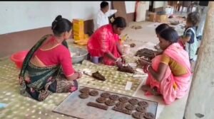 कोडरमा में गोबर से बने दीये और मूर्तियां बनीं दीपावली की शान, ग्रामीण महिलाएं दिखा रहीं आत्मनिर्भरता की राह 6 Screenshot 20251018 123726