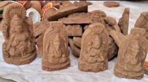 कोडरमा में गोबर से बने दीये और मूर्तियां बनीं दीपावली की शान, ग्रामीण महिलाएं दिखा रहीं आत्मनिर्भरता की राह 8 Screenshot 20251018 123749