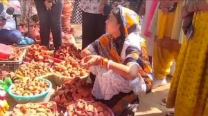 जमशेदपुर: विधायक पूर्णिमा साहू ने कुम्हारपारा में कारीगरों से की मुलाकात, 'वोकल फॉर लोकल' का दिया संदेश 13 Screenshot 20251018 125837