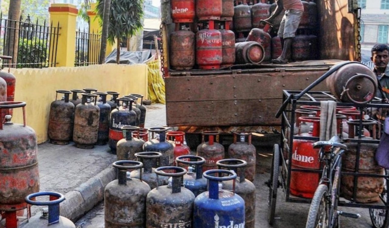 एलपीजी सिलेंडर हुआ सस्ता: चुनावी मौसम में लोगों को मिली राहत, कमर्शियल सिलेंडर के दाम में 5 रुपये की कटौती 4 20251101 100913