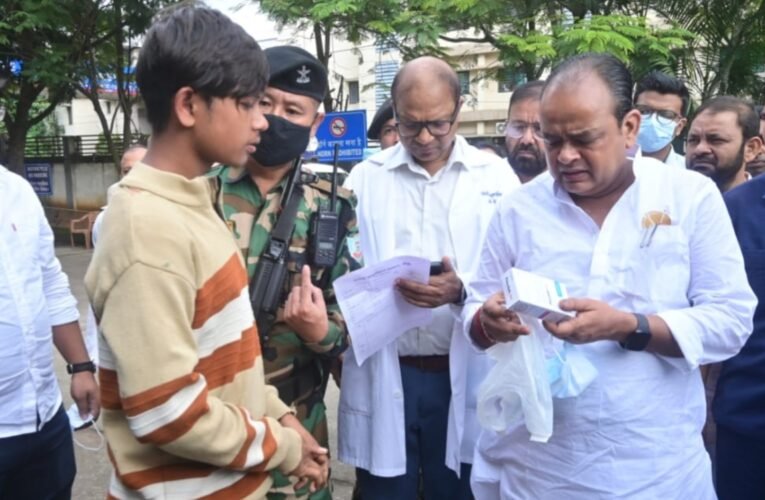 स्वास्थ्य मंत्री डॉ. इरफान अंसारी एक्शन मोड में: बुंडू हादसे के घायलों से मिले, RIMS में औचक निरीक्षण कर दी सख्त चेतावनी