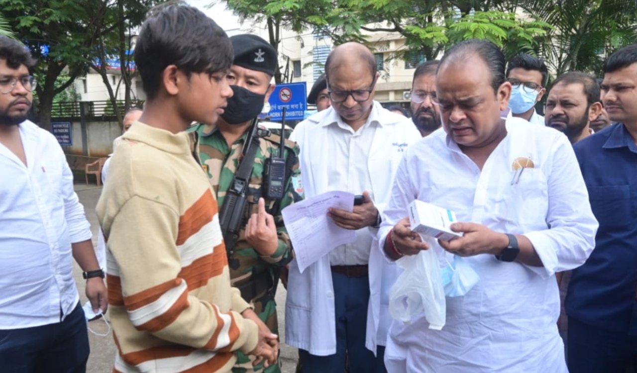 स्वास्थ्य मंत्री डॉ. इरफान अंसारी एक्शन मोड में: बुंडू हादसे के घायलों से मिले, RIMS में औचक निरीक्षण कर दी सख्त चेतावनी 3 20251101 125939