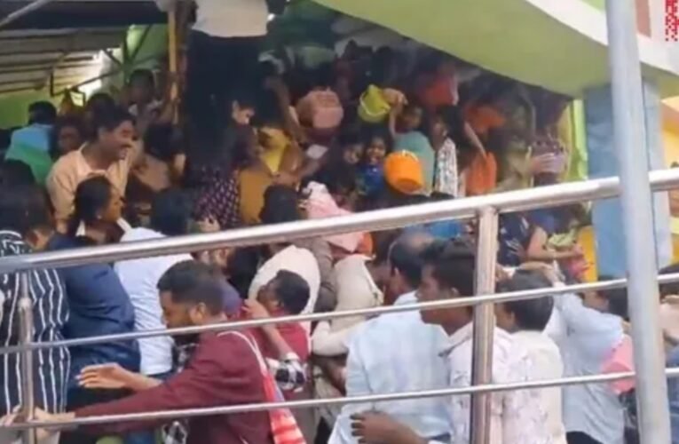 आंध्र प्रदेश के कासीबुग्गा में वेंकटेश्वर स्वामी मंदिर में भगदड़: 9 श्रद्धालुओं की मौत, दर्जनों घायल