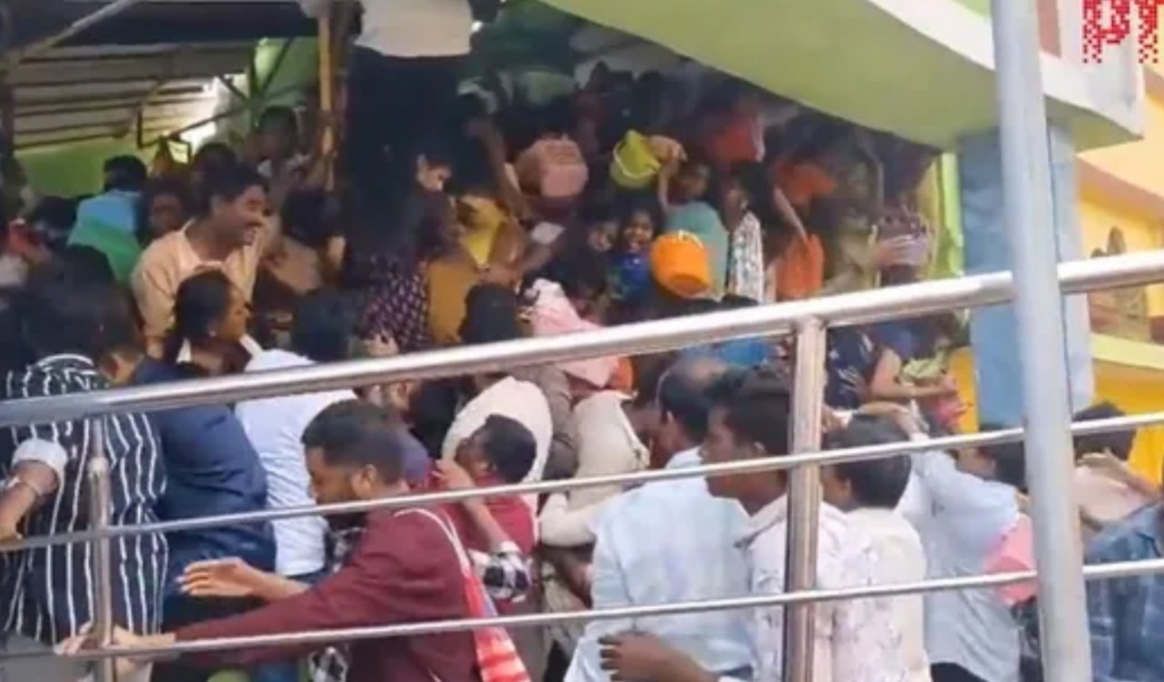 आंध्र प्रदेश के कासीबुग्गा में वेंकटेश्वर स्वामी मंदिर में भगदड़: 9 श्रद्धालुओं की मौत, दर्जनों घायल 6 20251101 135627