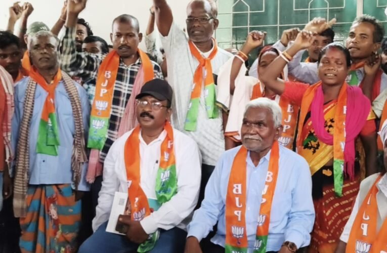 घाटशिला उपचुनाव: सैकड़ों आदिवासी भाजपा में शामिल, बोले- केवल भाजपा ही कर सकती है क्षेत्र का विकास