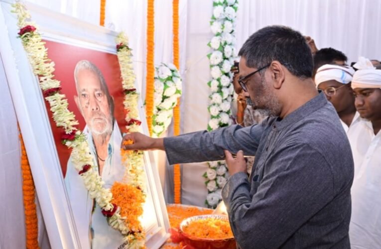 मुख्यमंत्री हेमन्त सोरेन ने दिवंगत नेमनारायण महतो को दी श्रद्धांजलि