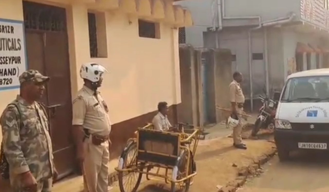 दुबई में बैठे वासेपुर डॉन प्रिंस खान की जड़ें खोदने में जुटी पुलिस, सुबह से ही 30 ठिकानों पर छापामारी अभियान 20251104_140618