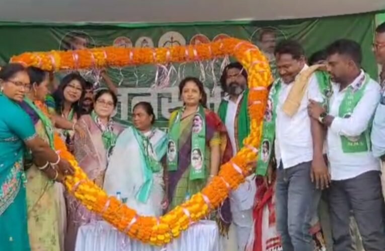 घाटशिला उपचुनाव में झामुमो प्रत्याशी सोमेश चंद्र सोरेन के समर्थन में जुटीं कल्पना सोरेन, कहा, 11 तारीख को पूरा होगा रामदास दा का सपना