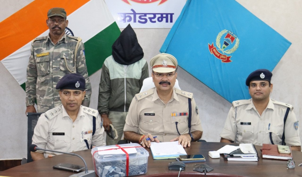 कोडरमा पुलिस की बड़ी सफलता, शोरूम चोरी कांड का खुलासा, एक अभियुक्त गिरफ्तार, चोरी की सम्पत्ति बरामद 3 20251105 185925