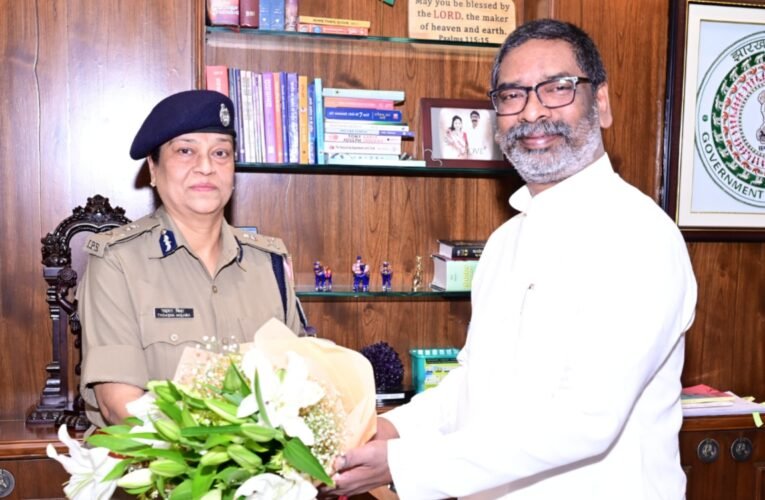 प्रभारी डीजीपी तदाशा मिश्रा ने मुख्यमंत्री हेमन्त सोरेन से की शिष्टाचार भेंट, राज्य की पहली महिला पुलिस प्रमुख बनीं