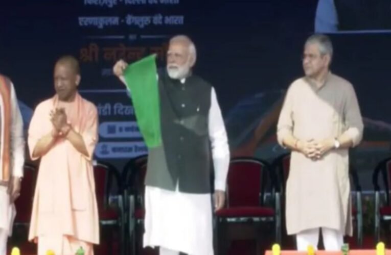 पीएम मोदी ने वाराणसी से चार नई वंदे भारत एक्सप्रेस ट्रेनों को दिखाई हरी झंडी, देश में अब 160 से अधिक ट्रेनें संचालित