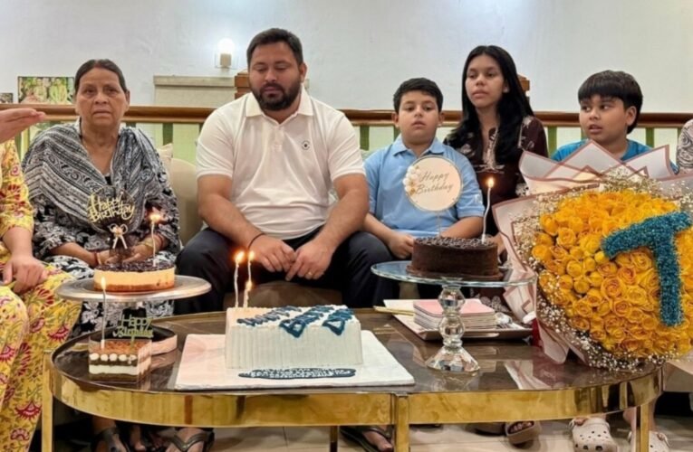तेजस्वी यादव 36 वर्ष के हुए, व्यस्त चुनावी कार्यक्रम के बीच परिवार के साथ केक काटकर मनाया जन्मदिन