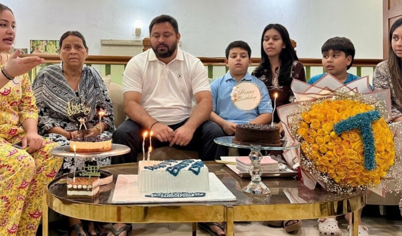 तेजस्वी यादव 36 वर्ष के हुए, व्यस्त चुनावी कार्यक्रम के बीच परिवार के साथ केक काटकर मनाया जन्मदिन 4 20251109 102741