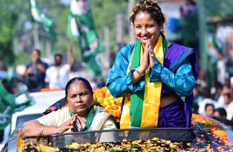 घाटशिला में कल्पना सोरेन का भव्य रोड शो, उमड़ा जनसैलाब