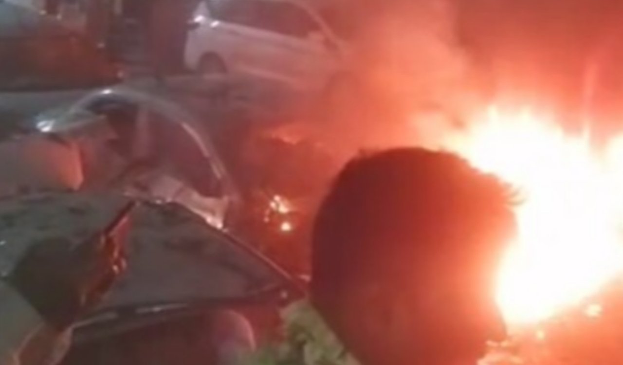 लाल किले के निकट जोरदार धमाका: दिल्ली में हड़कंप, दुकानों की खिड़कियां टूटीं, जांच तेज 20251110_191933