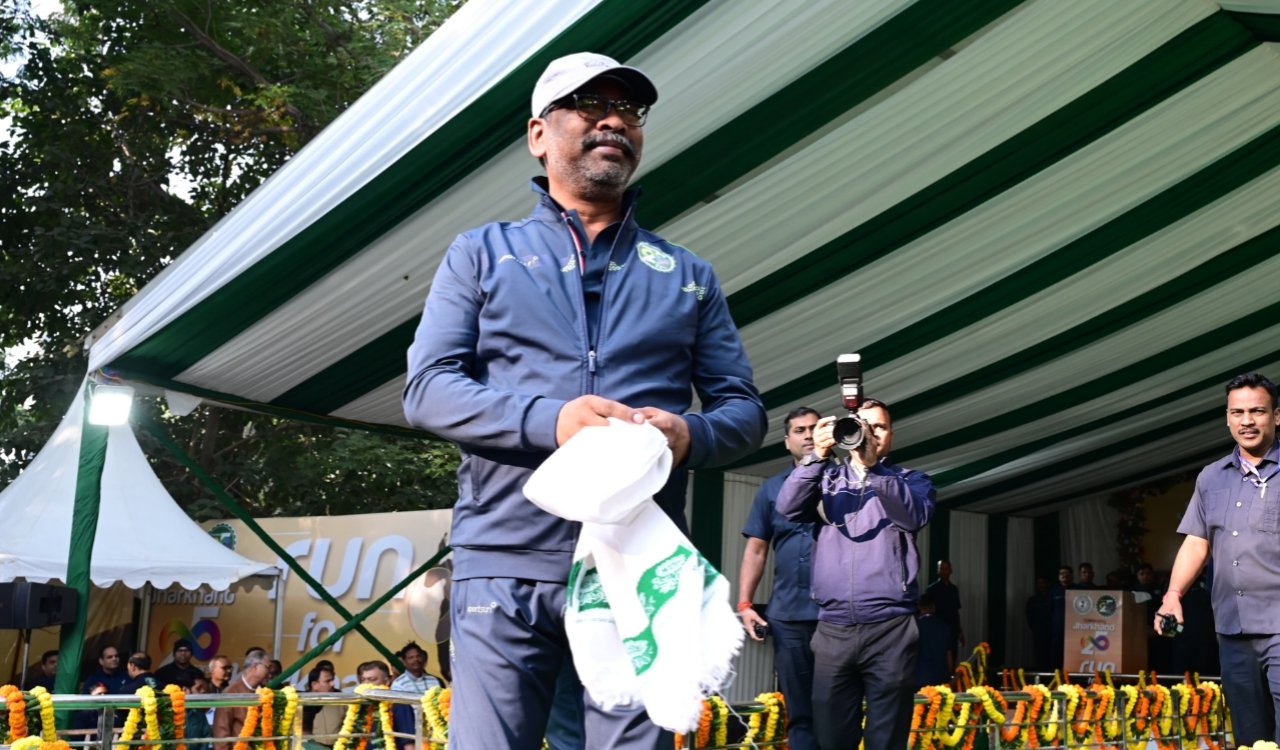 रन फॉर झारखंड: मुख्यमंत्री हेमन्त सोरेन ने दिखाई हरी झंडी, राज्य स्थापना के 25वें वर्ष का उत्साहपूर्ण शुभारंभ 20251111_100546