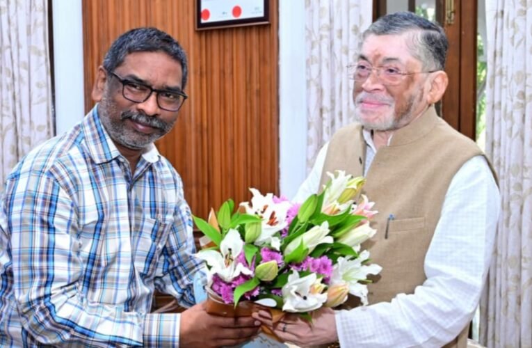 मुख्यमंत्री हेमन्त सोरेन ने राज्यपाल संतोष कुमार गंगवार से की शिष्टाचार भेंट, राज्य स्थापना दिवस में मुख्य अतिथि बनने का दिया निमंत्रण