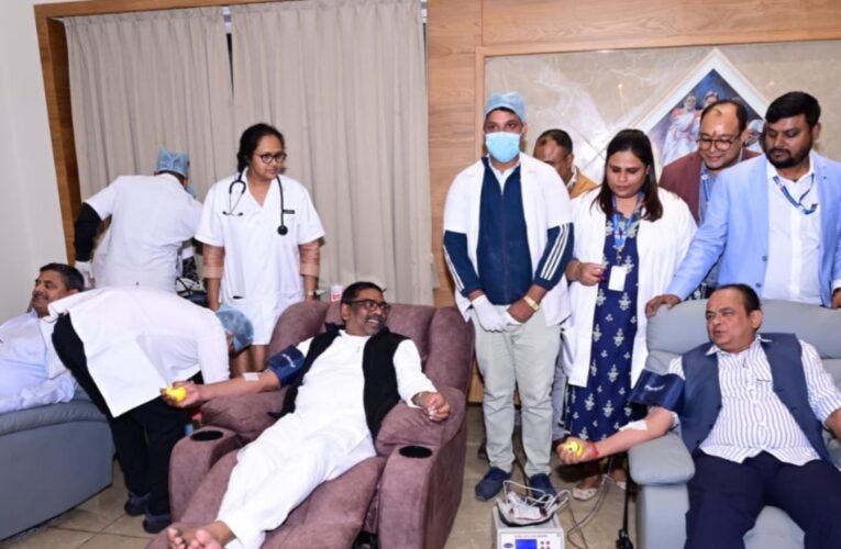 झारखंड में स्वैच्छिक रक्तदान महाअभियान का शुभारंभ, मुख्यमंत्री हेमन्त सोरेन ने किया रक्तदान